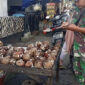 Babinsa Jayapura Turun ke Pasar Pastikan Harga Bahan Pokok Tetap Terkendali