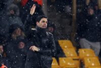 Arteta tidak berdaya di sela-sela. Foto oleh Reuters