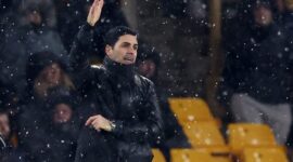 Arteta tidak berdaya di sela-sela. Foto oleh Reuters