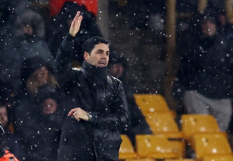 Arteta tidak berdaya di sela-sela. Foto oleh Reuters