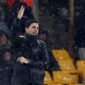 Arteta tidak berdaya di sela-sela. Foto oleh Reuters