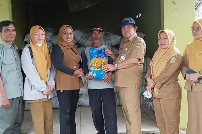 Pemerintah Kabupaten Bekasi mulai mendistribusikan bantuan benih padi bagi petani Kabupaten Bekasi 