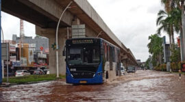 Hujan Deras Jabodetabek Rendam Jalanan Sejumlah Rute TransJakarta Terpaksa Dialihkan