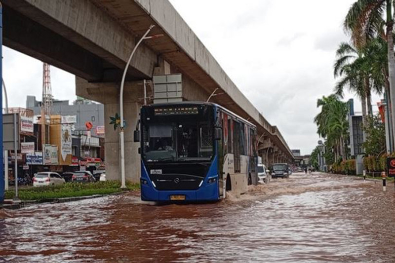Hujan Deras Jabodetabek Rendam Jalanan Sejumlah Rute TransJakarta Terpaksa Dialihkan