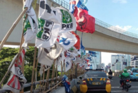 Atribut Parpol di Flyover Jakarta