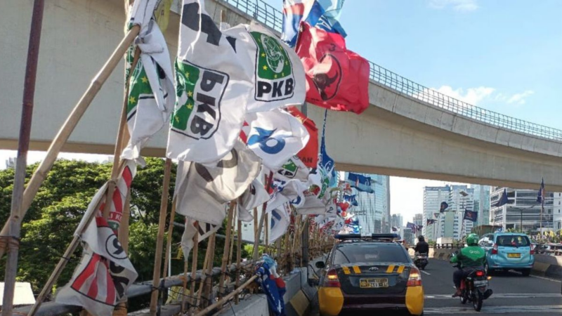 Atribut Parpol di Flyover Jakarta
