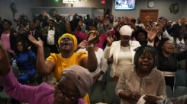 Doa Pesta 1-Seiring dari komunitas kelahiran Haiti di Gereja Springfield, Ohio. Foto: AP