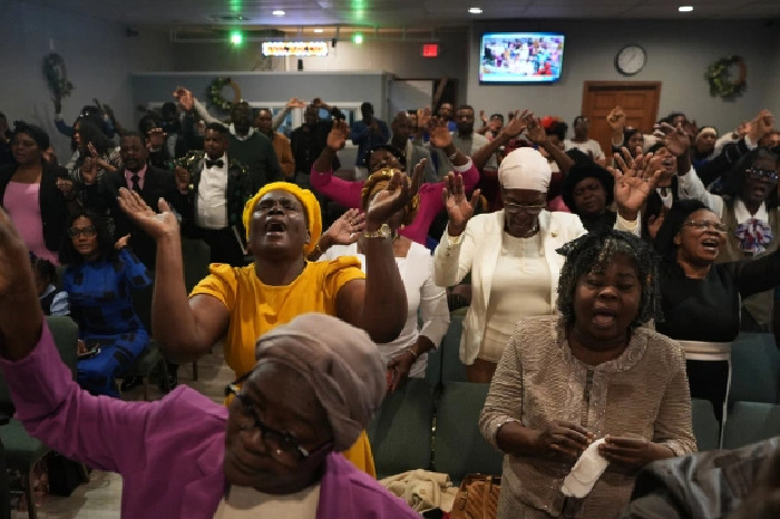 Doa Pesta 1-Seiring dari komunitas kelahiran Haiti di Gereja Springfield, Ohio. Foto: AP