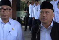 Menteri Perhubungan (Menhub) Dudy Purwagandhi (kanan) saat memberi keterangan kepada pers di Bandarlampung. (ANTARA/Ruth Intan Sozometa Kanafi)