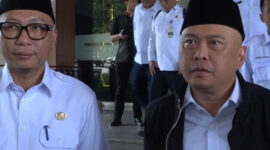 Menteri Perhubungan (Menhub) Dudy Purwagandhi (kanan) saat memberi keterangan kepada pers di Bandarlampung. (ANTARA/Ruth Intan Sozometa Kanafi)