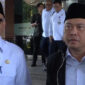 Menteri Perhubungan (Menhub) Dudy Purwagandhi (kanan) saat memberi keterangan kepada pers di Bandarlampung. (ANTARA/Ruth Intan Sozometa Kanafi)