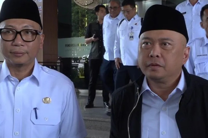 Menteri Perhubungan (Menhub) Dudy Purwagandhi (kanan) saat memberi keterangan kepada pers di Bandarlampung. (ANTARA/Ruth Intan Sozometa Kanafi)