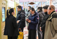 Pelanggan menunggu dalam antrean untuk emas untuk mesin pembelian otomatis di Shanghai, Cina pada 29 Januari. Foto: AFP