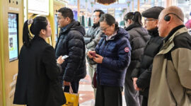 Pelanggan menunggu dalam antrean untuk emas untuk mesin pembelian otomatis di Shanghai, Cina pada 29 Januari. Foto: AFP