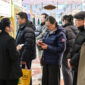 Pelanggan menunggu dalam antrean untuk emas untuk mesin pembelian otomatis di Shanghai, Cina pada 29 Januari. Foto: AFP