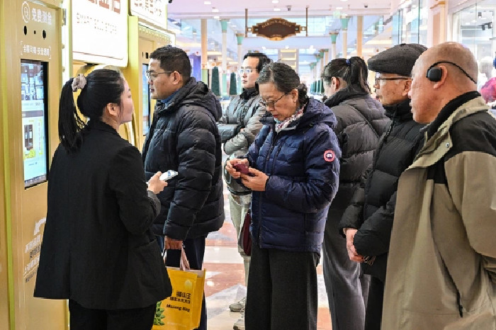 Pelanggan menunggu dalam antrean untuk emas untuk mesin pembelian otomatis di Shanghai, Cina pada 29 Januari. Foto: AFP