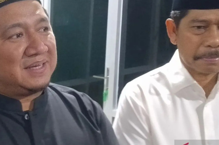 Wakil Bupati Penajam Paser Utara, Kalimantan Timur Abdul Waris Muin (kanan) bersama Bupati Mudyat Noor. 