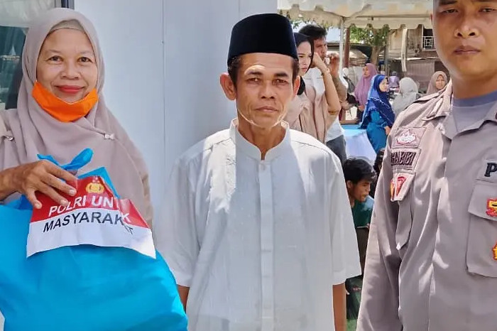 Polri Salurkan 2.000 Paket Sembako untuk Pengungsi dan Warga Sekitar di Aceh Tamiang