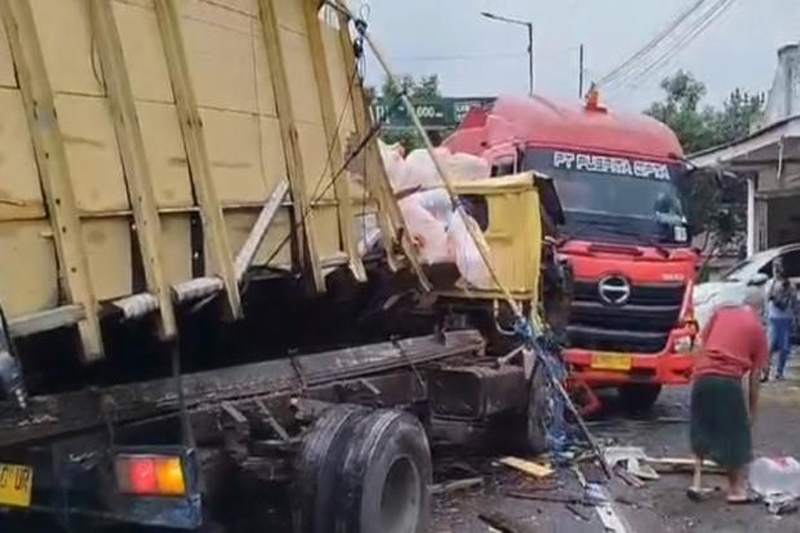Kecelakaan Beruntun di Jember Libatkan Truk Rem Blong dan Sepeda Motor