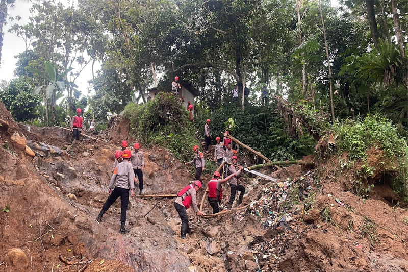 Longsor Perbukitan Terjang Bogor dan Sukabumi Hingga Memutus Akses Jalan Utama